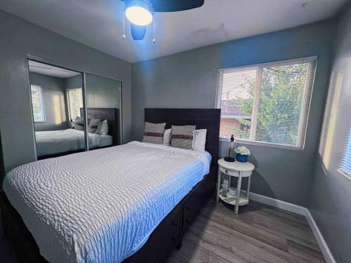 Downtown Charm: Sleek 3-Bed w/Deck & Views in San Diego, USA