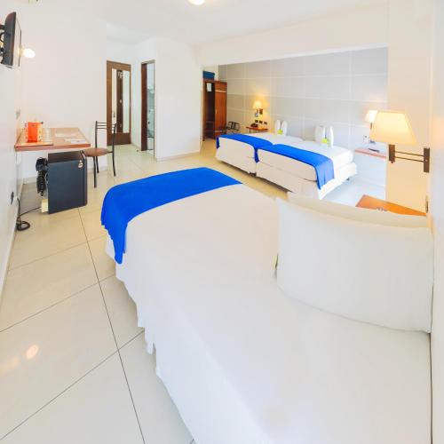 3 twin beds