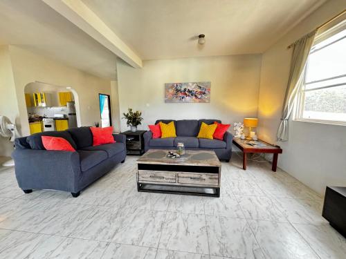 Lailamar Villa, Ocean view, Pool & AC - Ground Floor in Coles Pasture