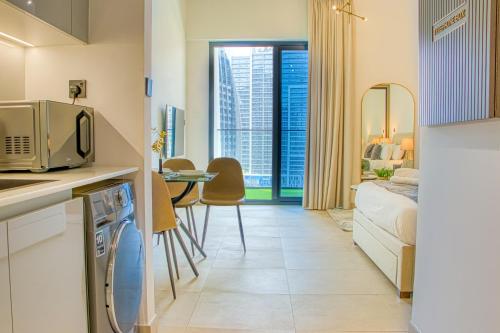 Dubai Skyline Retreat - image 11