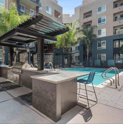 Chic Luxury Condo near Hollywood in Glendale, USA