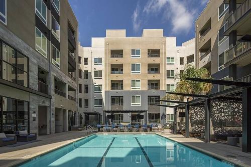 Chic Luxury Condo near Hollywood in Glendale, USA
