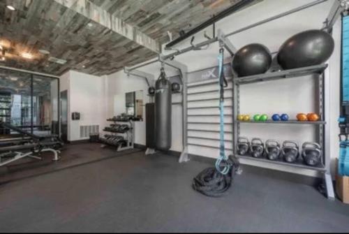 Chic Luxury Condo near Hollywood in Glendale, USA