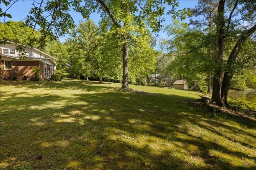 5BR Woodland Retreat on 7 Acres with a Pond