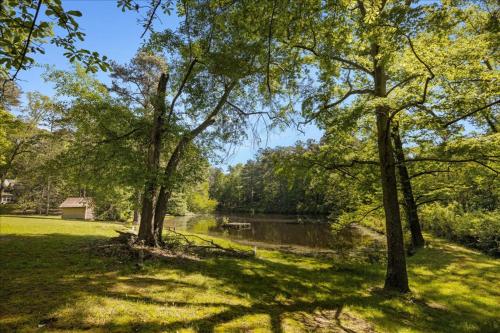 5BR Woodland Retreat on 7 Acres with a Pond