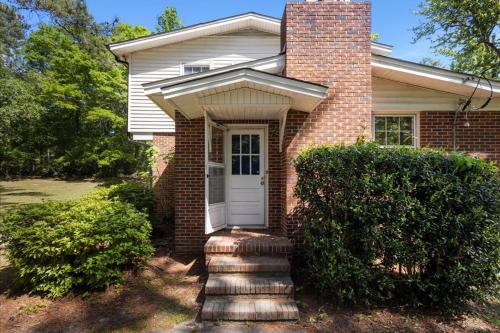 5BR Woodland Retreat on 7 Acres with a Pond