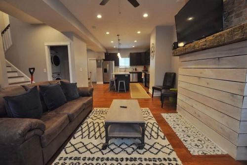 Housepitality - Franklinton Farmhouse- 4 Bedrooms in Franklinton