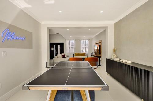 Luxe Pool, BBQ & Fire Pit - 5 min to DolphinMall in Miami, USA
