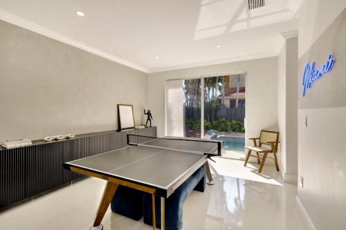 Luxe Pool, BBQ & Fire Pit - 5 min to DolphinMall in Miami, USA