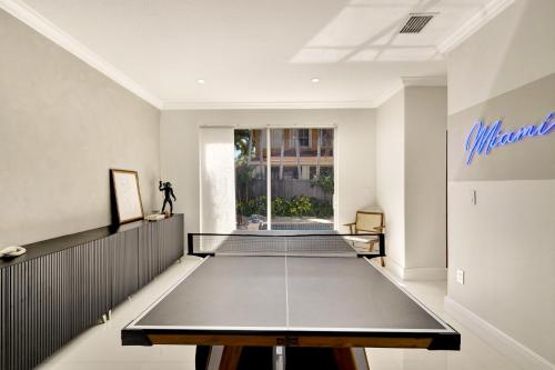 Luxe Pool, BBQ & Fire Pit - 5 min to DolphinMall in Miami, USA