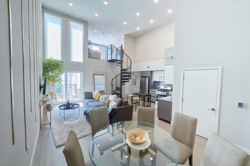 $3M Penthouse in K-Town with Private Roof Deck in Los Angeles, USA
