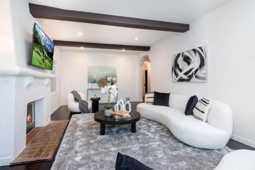 Experience Luxury in a Spanish-Moroccan Escape in Los Angeles, USA