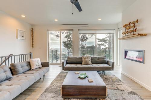 Depoe Bay Townhome with Deck and Stunning Ocean Views!