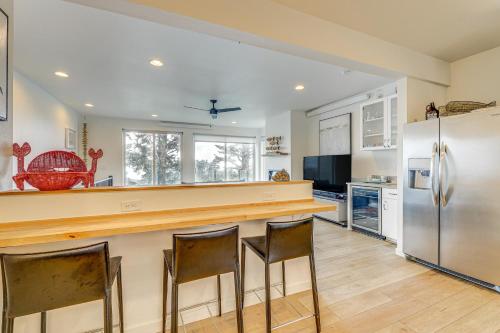 Depoe Bay Townhome with Deck and Ocean Views! - image 7