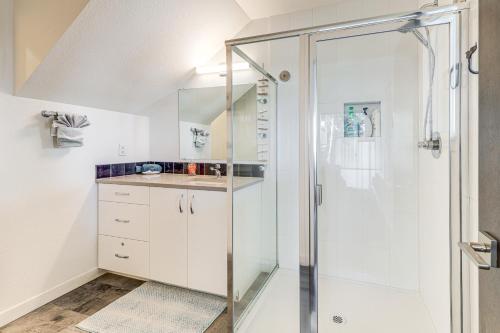 Depoe Bay Townhome with Deck and Ocean Views! - image 8