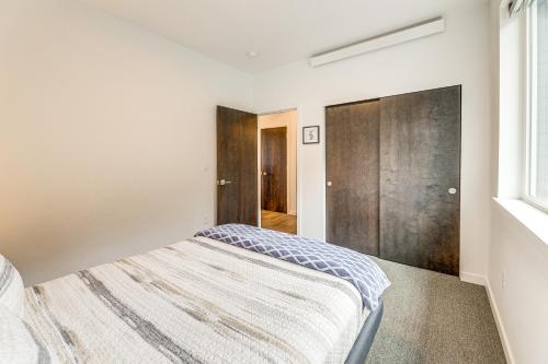 Depoe Bay Townhome with Deck and Ocean Views! - image 3