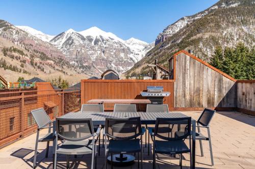 Ghostriders 10 by AvantStay Penthouse Suite w Large Patio Mountain Views