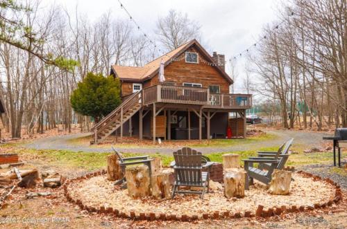 Rustic Poconos Winding Way Chalet - Albrightsville