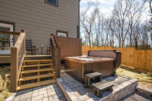 Tranquility/Mountain Cabin/Indoor Pool/Hot Tub/Games/Views in Sevierville, USA