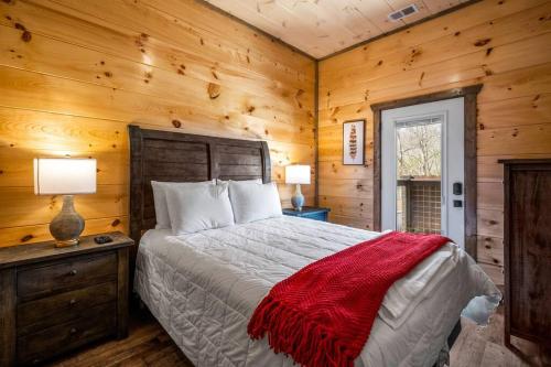 Tranquility/Mountain Cabin/Indoor Pool/Hot Tub/Games/Views in Sevierville, USA