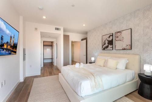 Deluxe Modern 2-bedroom Condo w/ Roof Deck!