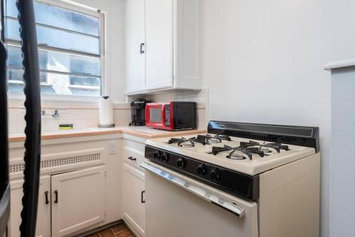Comfy 1 bedroom Apartment w/ Hot Tub - Sleeps 4 in Los Angeles, USA