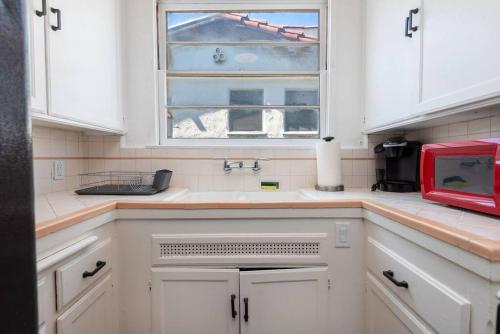 Comfy 1 bedroom Apartment w/ Hot Tub - Sleeps 4 in Los Angeles, USA