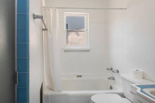 Comfy 1 bedroom Apartment w/ Hot Tub - Sleeps 4 in Los Angeles, USA