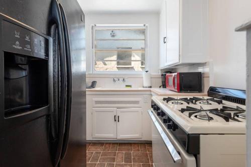 Comfy 1 bedroom Apartment w/ Hot Tub - Sleeps 4 in Los Angeles, USA