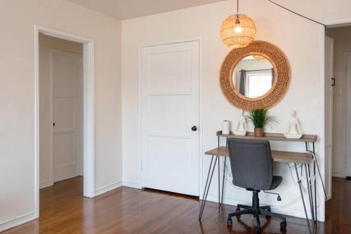 Comfy 1 bedroom Apartment w/ Hot Tub - Sleeps 4 in Los Angeles, USA