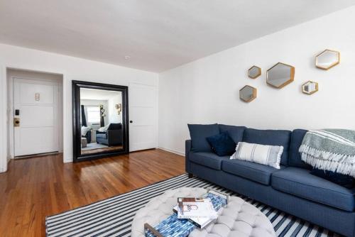 Luxe 1-bedroom Apartment w/ Hot Tub in Los Angeles, USA