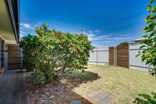 11 Elizabeth - BYO Linen - Ocean Glimpses