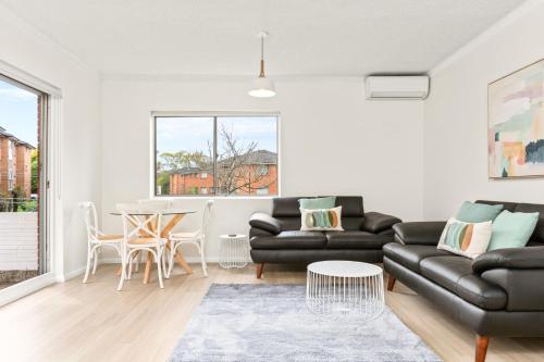 Bright and convenient apartment close to shops - image 5