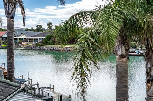 Lakehouse28 Waterfront Resort Living Encounter Bay - BYO Linen