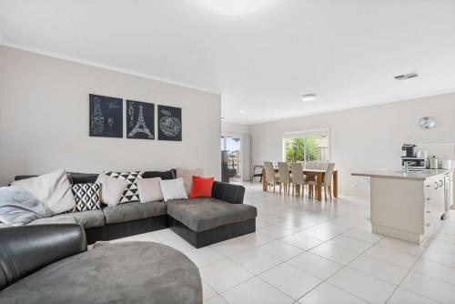 Beautiful Island Blanche Pde Hindmarsh Island - BYO Linen - WiFi