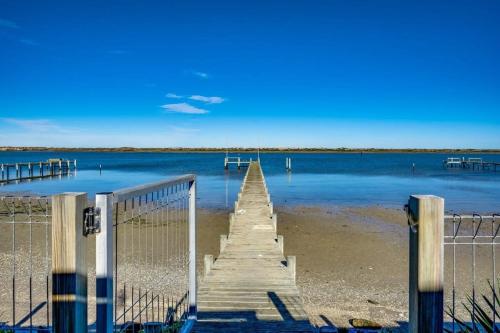 Beladura - 35 Goolwa Channel Drive Hindmarsh Island - Linen Included