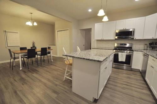 Housepitality - Franklinton Manor - Spacious in Columbus, USA