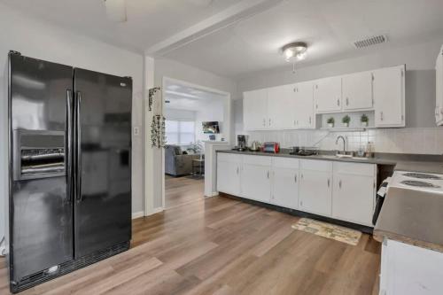 Housepitality - West Side Lodge - 6 BR 2 BA in Lincoln Village