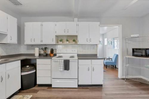 Housepitality - West Side Lodge - 6 BR 2 BA in Lincoln Village