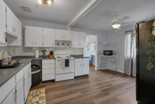 Housepitality - West Side Lodge - 6 BR 2 BA in Lincoln Village