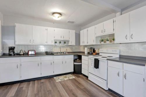 Housepitality - West Side Lodge - 6 BR 2 BA in Lincoln Village