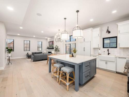 Chateau in the Village - Brand New 3BD 5BA, Columbus (zdjęcie 2)