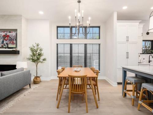 Chateau in the Village - Brand New 3BD 5BA in Columbus, USA