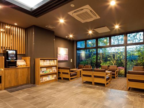 Hotel Route Inn Miyoshi Ekimae - 로비