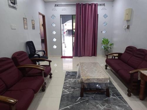 ZR Homestay Chukai 3 Room ( 2 AC + 1 Fan) 2 bath in Bukit Mentok