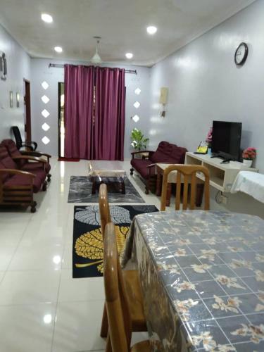 ZR Homestay Chukai 3 Room ( 2 AC + 1 Fan) 2 bath in Bukit Mentok