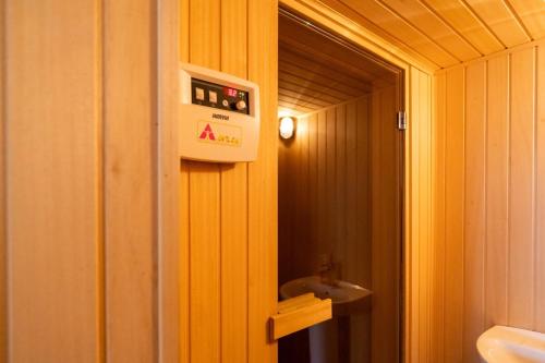 Chic 1BD Flat wSauna & Balcony Tetuán Madrid! - image 5