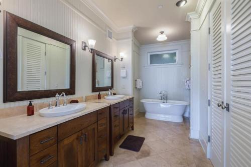 Beautiful Poolside Villa Open Layout With Pool Fitness and Beach Access detail