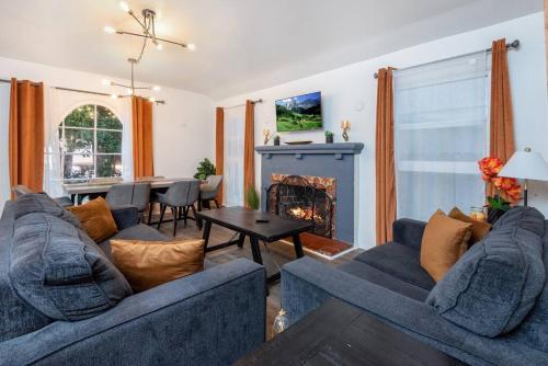 Chic and Spacious 3BR Gem in Central LA in Los Angeles, USA