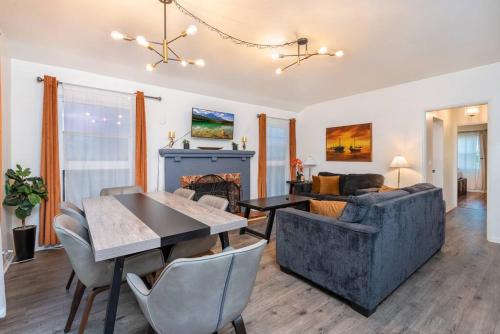 Chic and Spacious 3BR Gem in Central LA in Los Angeles, USA